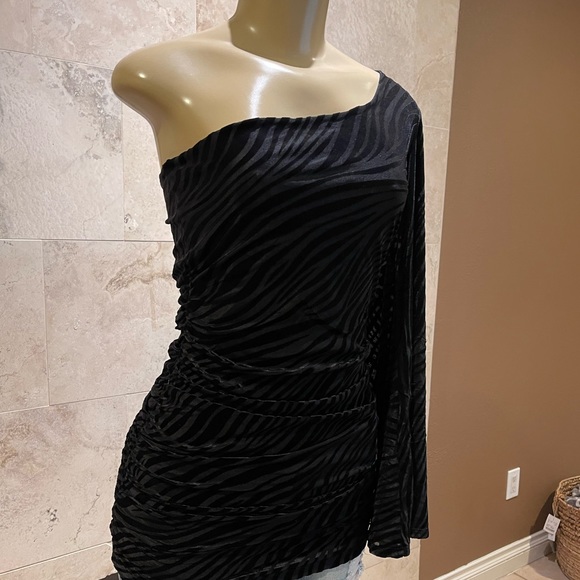Arden B. One shoulder velvet top in black - Picture 6 of 9